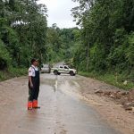 Deslizamientos de tierra han obstaculizado el tránsito vehicular en varias vías que conectan al Azuay con otras provincias.