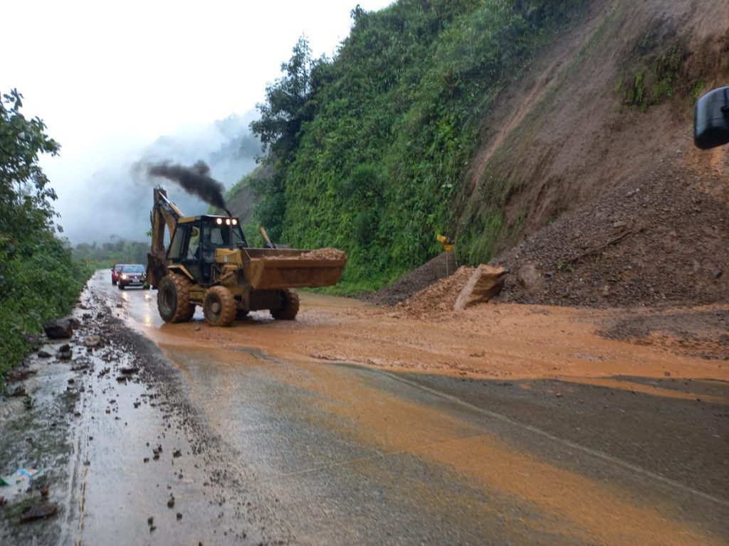 Maquinaria de la Prefectura del Azuay limpió la vía Cuenca- Molleturo- El Empalme. Foto Prefectura