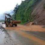 Maquinaria de la Prefectura del Azuay limpió la vía Cuenca- Molleturo- El Empalme. Foto Prefectura