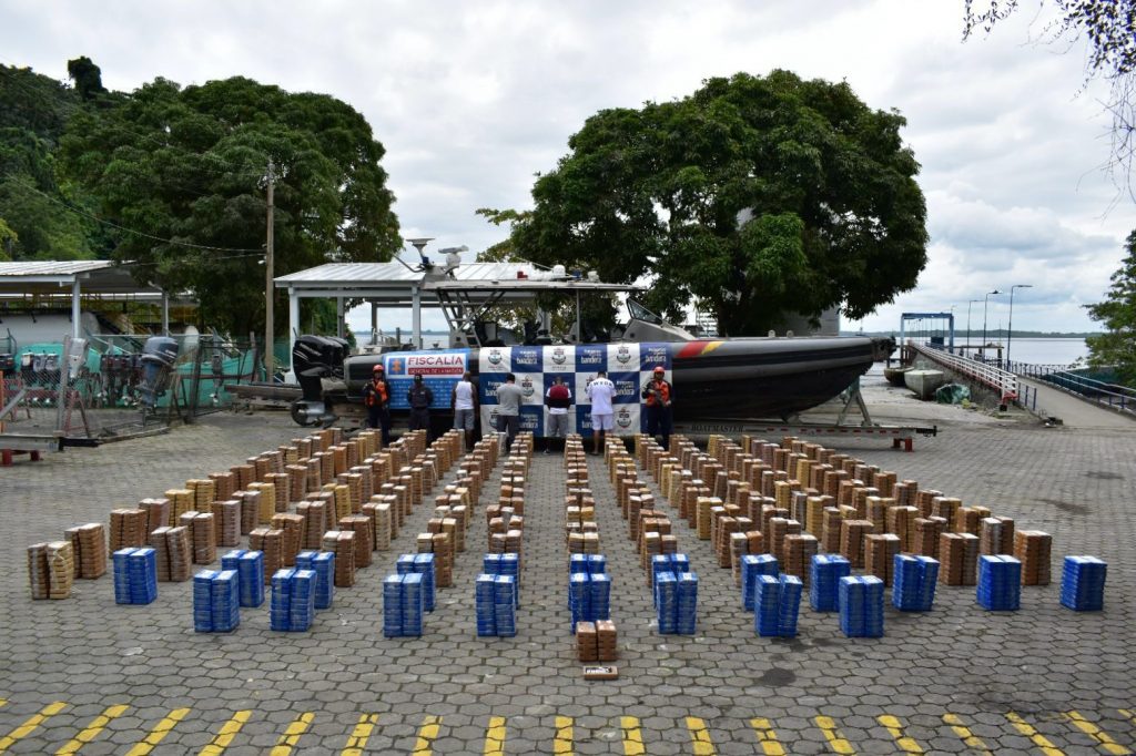 La Armada de Colombia y la Armada de Ecuador interceptaron un semisumergible que transportaba más de cuatro toneladas de cocaína.