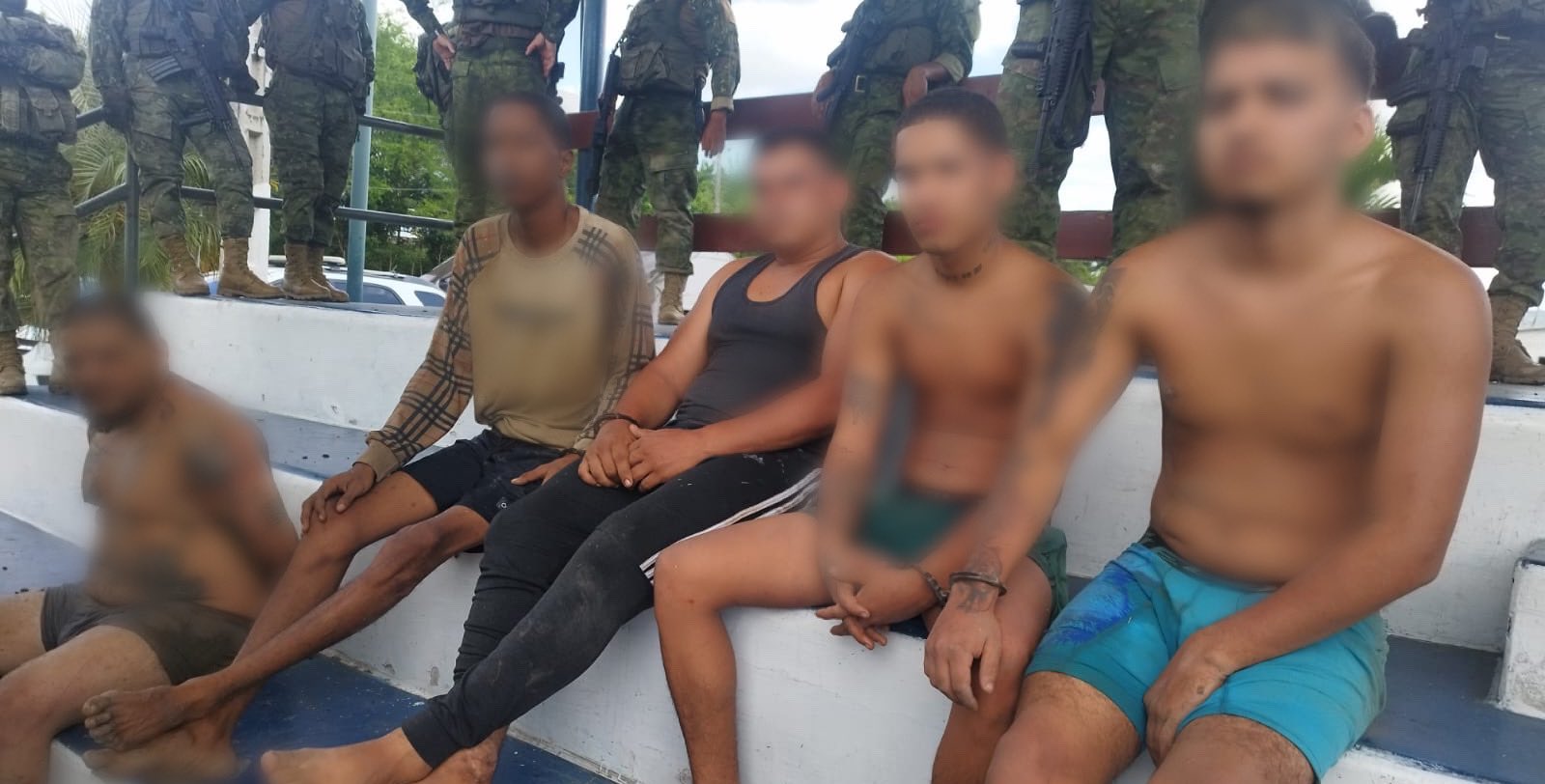 Personas detenidas durante el allanamiento ejecutado en Rocafuerte, Manabí.