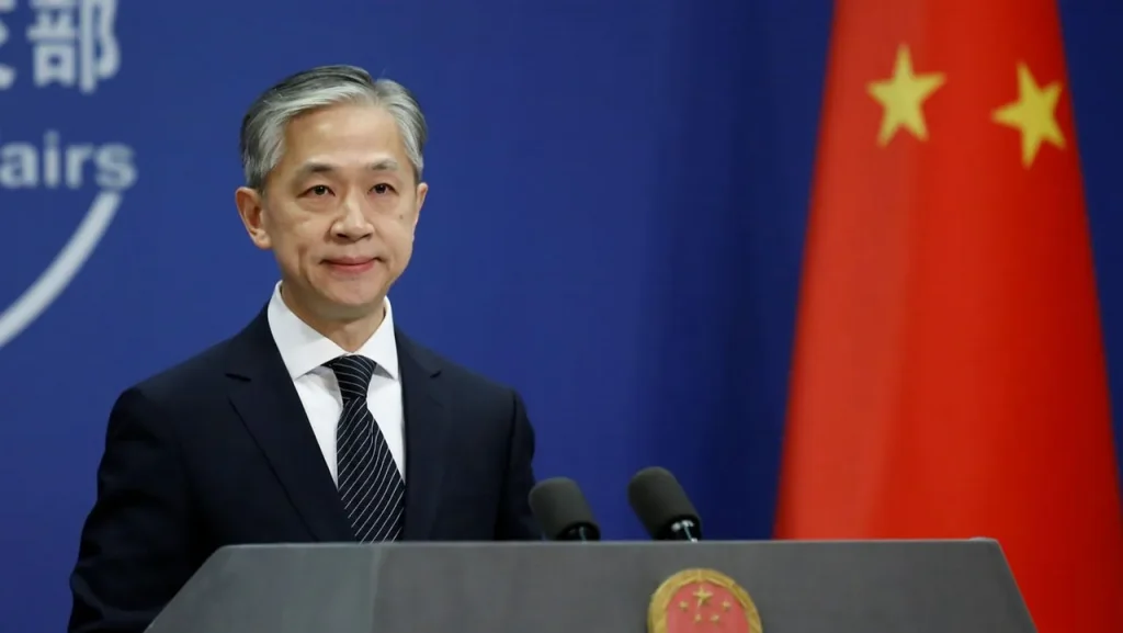 "Nos oponemos firmemente a esa generalización del concepto de seguridad nacional que hace Estados Unidos, estableciendo listas discriminatorias en varias categorías para reprimir injustificadamente a las empresas chinas", protestó hoy el portavoz de Exteriores chino Wang Wenbin.