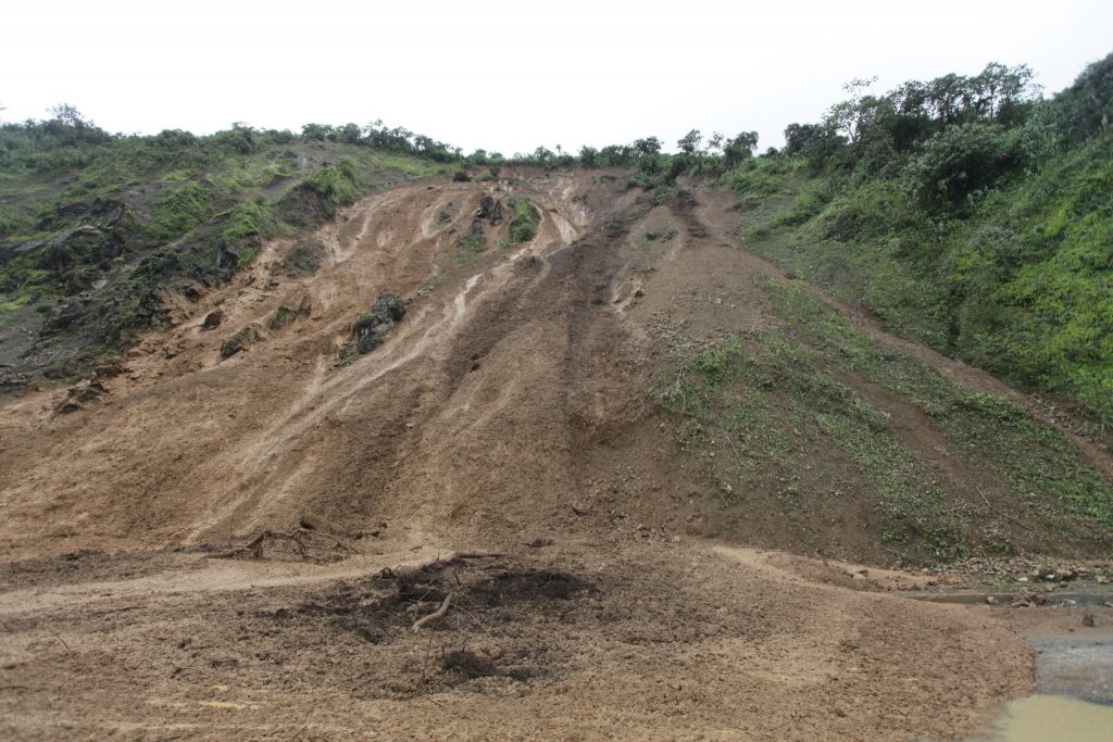 La gran cantidad de lodo tapona el km 90, de la Cuenca-Molleturo-El Empalme. La vía permanece cerrada pese a los trabajos. XCA