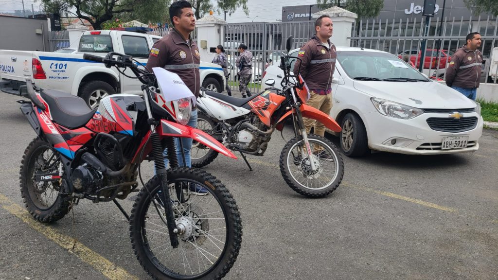 Dos motocicletas y un vehículo fueron trasladados a los patios de la Policía Judicial del Azuay para investigaciones.