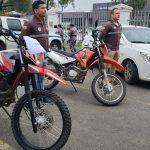 Dos motocicletas y un vehículo fueron trasladados a los patios de la Policía Judicial del Azuay para investigaciones.