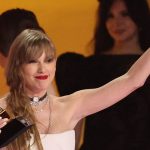 Taylor Swift hizo historia en los Grammy al ganar su cuarto premio a mejor álbum del año. Foto EFE