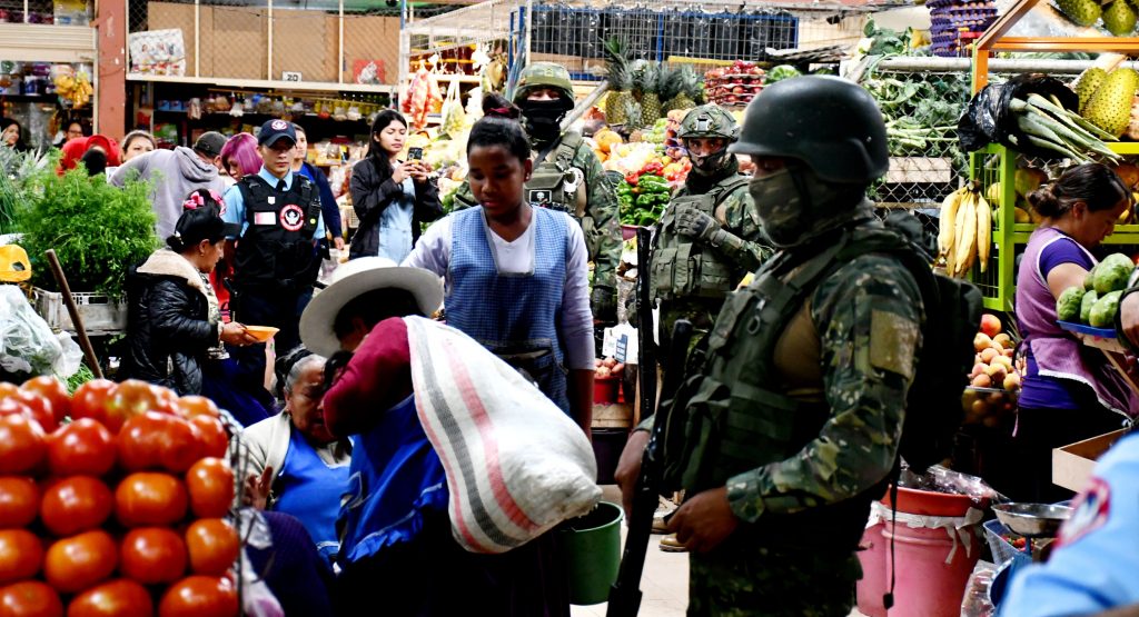 Las instituciones encargadas de la seguridad desarrollaron un operativo de prevención de delitos y recorrieron zonas de comercio. Imagen en el mercado 27 de Febrero.