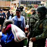 Las instituciones encargadas de la seguridad desarrollaron un operativo de prevención de delitos y recorrieron zonas de comercio. Imagen en el mercado 27 de Febrero.