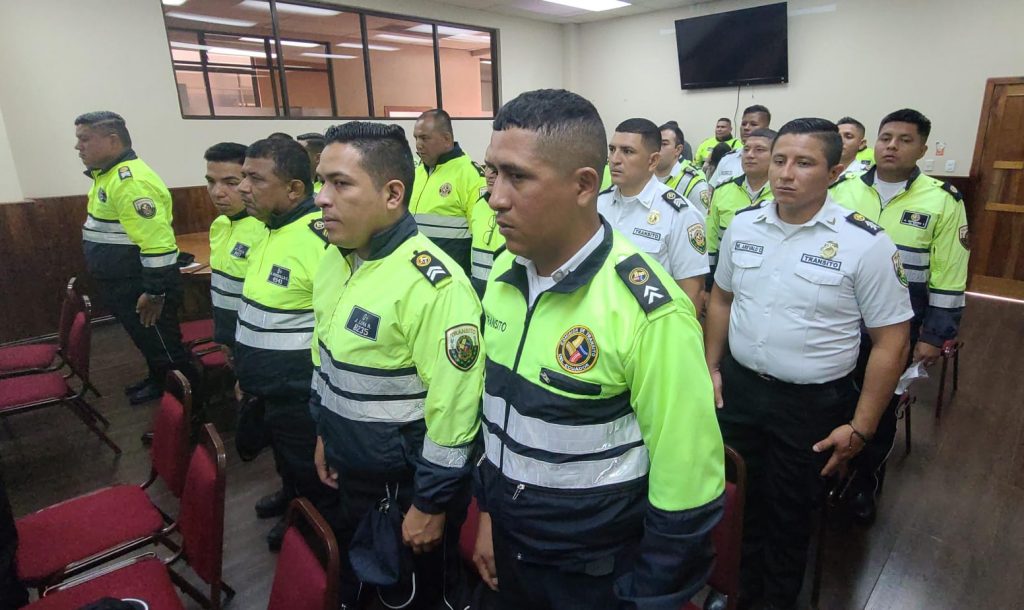 Dotan de 45 “Body Cam” a los vigilantes de CTE que laboran en Azuay.