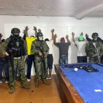 Militares decomisaron un arma de fuego y municiones, en allanamiento en La Uncovía de Cuenca.