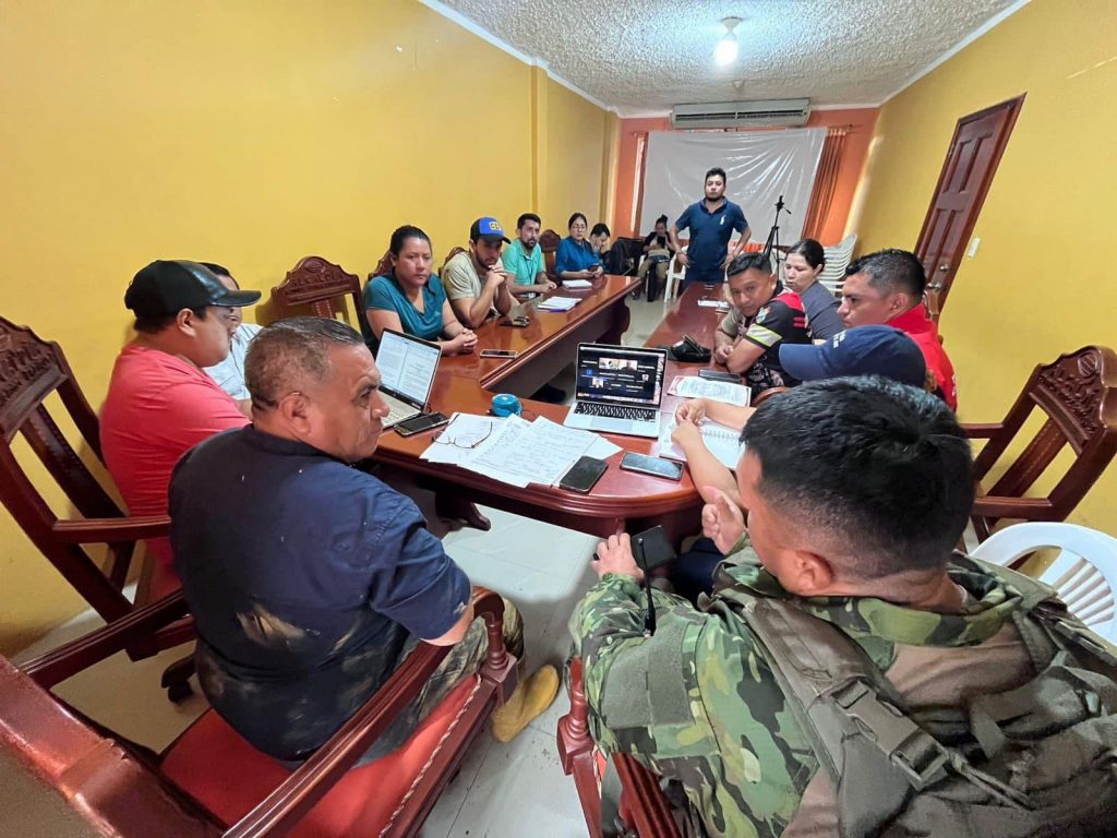 COE cantonal de Ponce Enríquez se instala para atender emergencia tras deslizamiento de tierra. Foto Alcaldía Ponce Enríquez