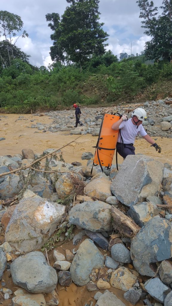 Las fuertes lluvias que azotan al cantón Camilo Ponce Enriquéz cobraron la vida de otra personas tras la creciente del río Guanache.