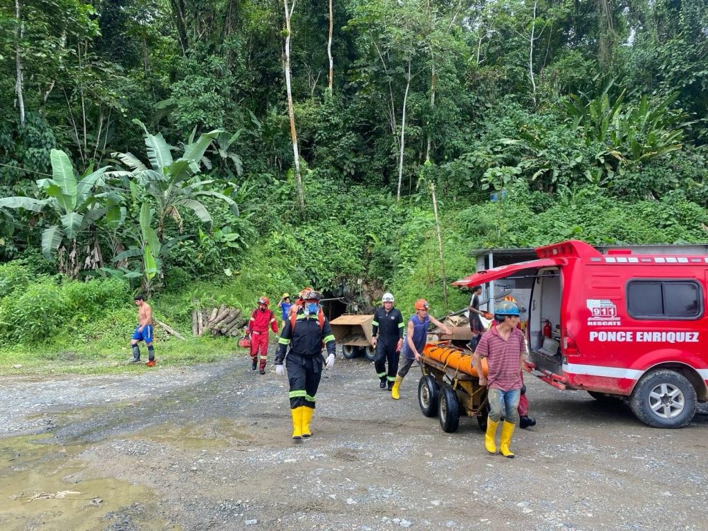 El Cuerpo de Bomberos liberó de los escombros un cuerpo sin vida de un ciudadano en una mina. Foto Cortesía