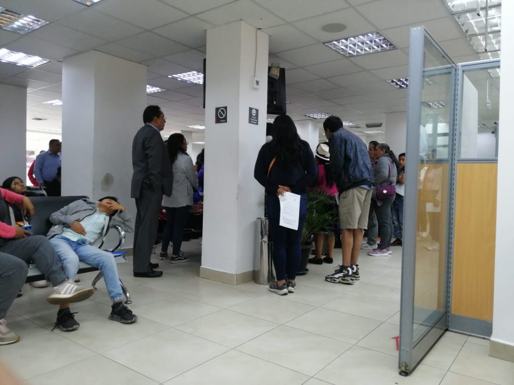 Usuarios reportan demoras en la atención debido a la caída del sistema del Registro Civil. Foto Fabián Campoverde