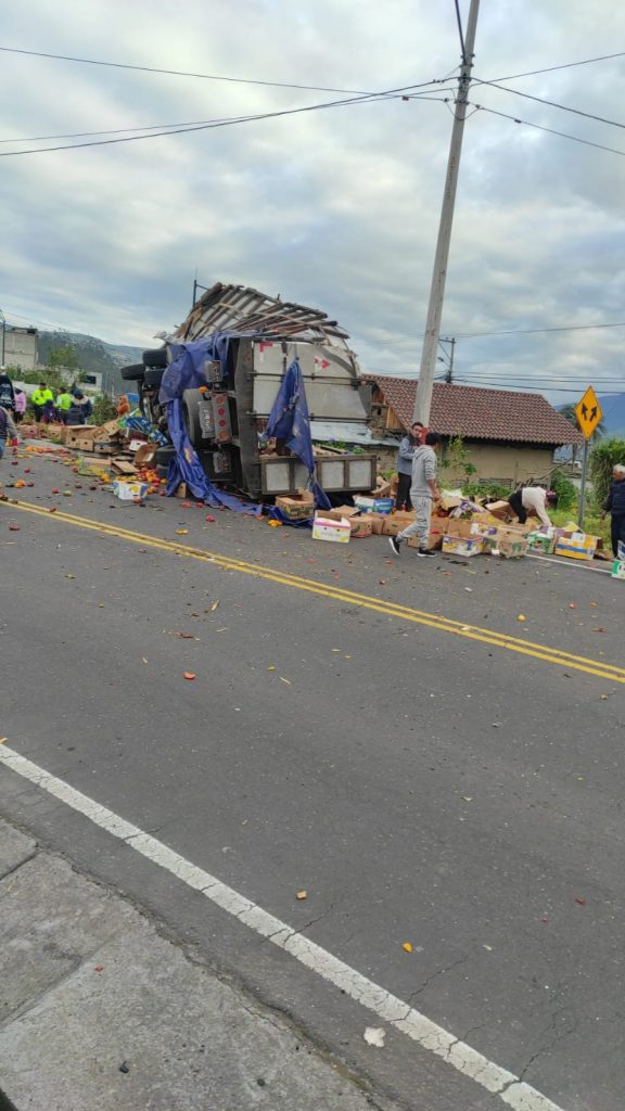 Un camión lleno de frutas se volcó en el sector de Pelileo Grande, en la vía principal que conecta Pelileo con Baños, y dejó heridos.