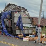 Un camión lleno de frutas se volcó en el sector de Pelileo Grande, en la vía principal que conecta Pelileo con Baños, y dejó heridos.
