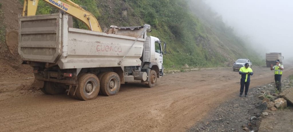 La circulación vehicular por la vía Cuenca – Molleturo se suspenderá de 17:00 a 07:00 por la caída continua de lodo en el kilómetro 90.