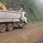 La circulación vehicular por la vía Cuenca – Molleturo se suspenderá de 17:00 a 07:00 por la caída continua de lodo en el kilómetro 90.