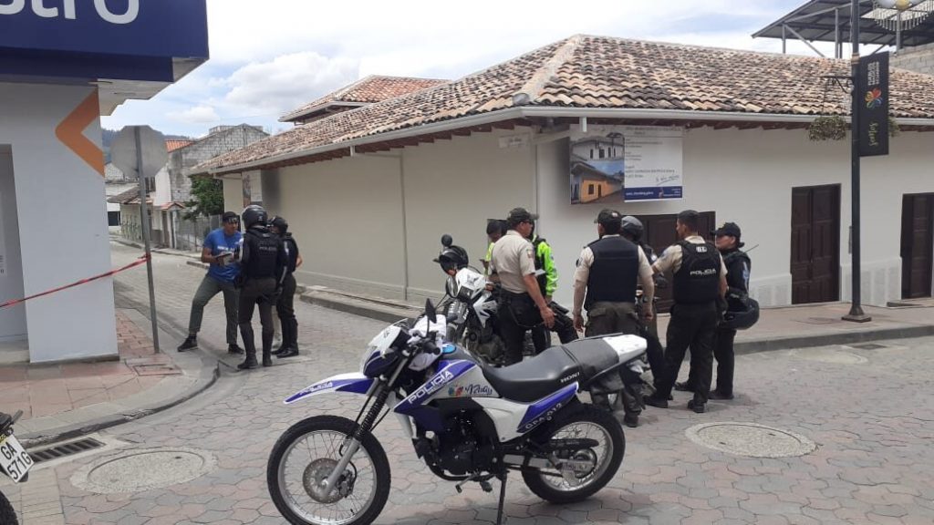 La Policía Nacional inició las investigaciones del asalto perpetrado en una joyería del cantón Chordeleg. Foto cortesía