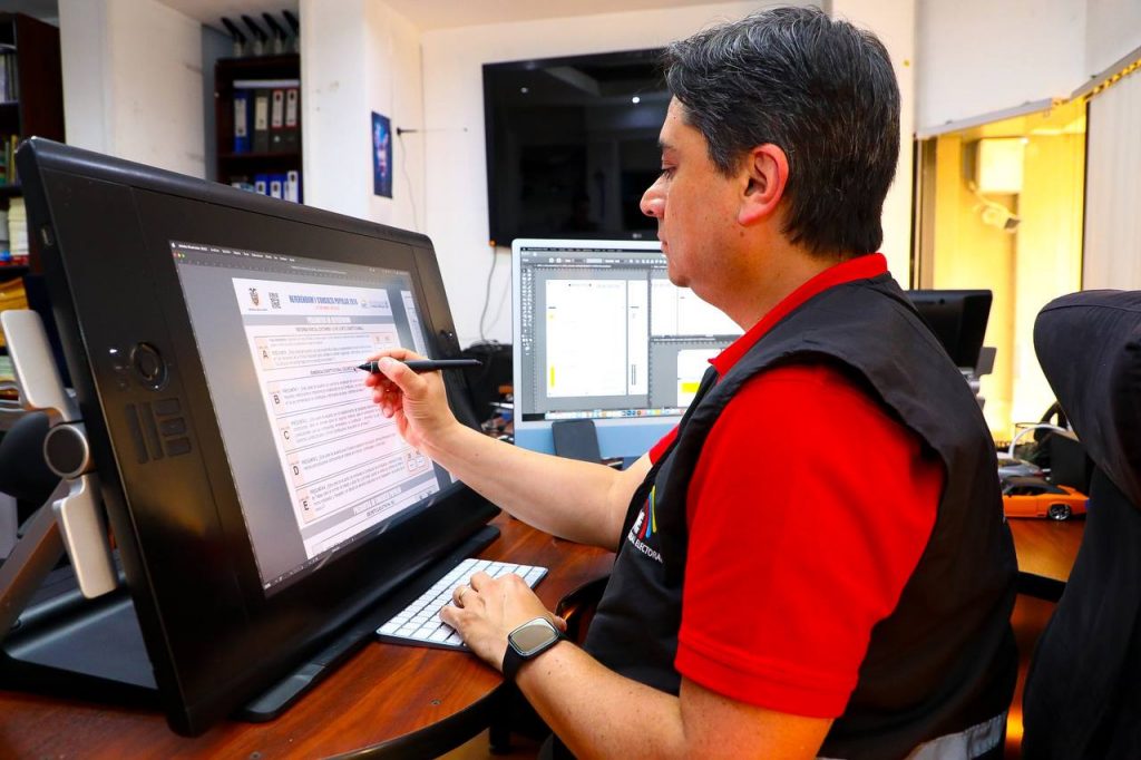 Los diseños de los documentos, material y papeleta electoral para el Referéndum y la Consulta Popular fueron aprobados por el Pleno del CNE.