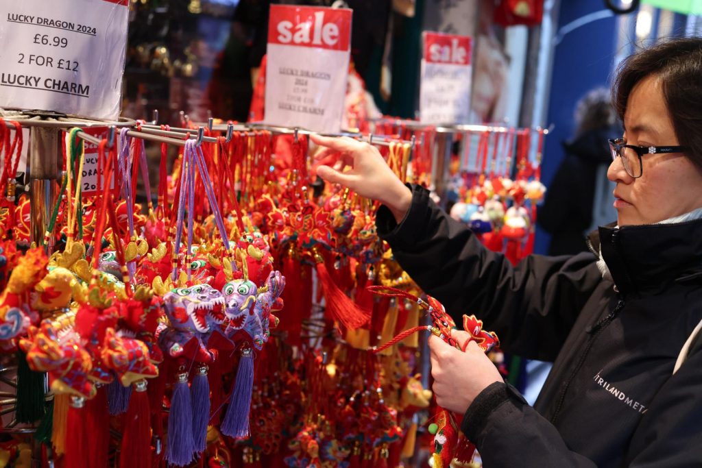 Los dragones de la suerte, son uno de los accesorios más apetecidos esta temporada. EFE