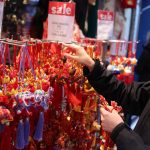 Los dragones de la suerte, son uno de los accesorios más apetecidos esta temporada. EFE