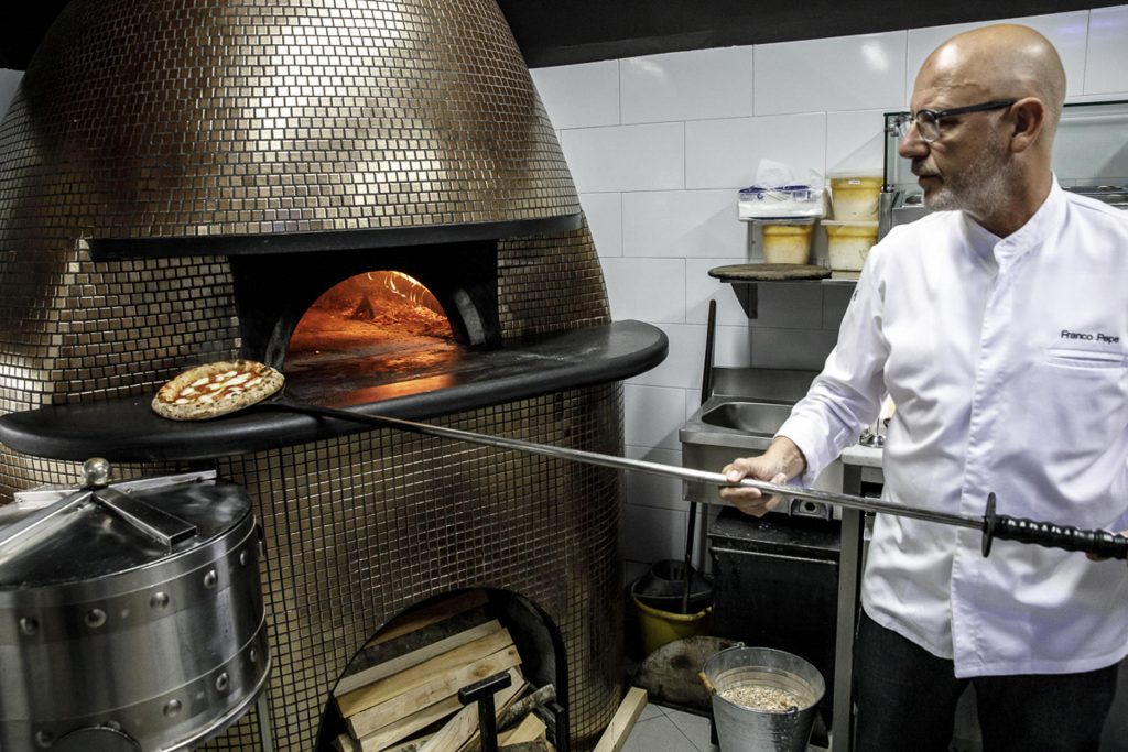 El italiano Franco Pepe, el mejor pizzero del mundo según los Best Pizza Awards, es un innovador que ha catapultado al éxito la demonizada pizza frita, pero siempre desde el saber que le enseñó su padre. Foto EFE