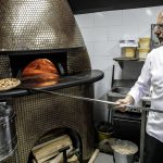 El italiano Franco Pepe, el mejor pizzero del mundo según los Best Pizza Awards, es un innovador que ha catapultado al éxito la demonizada pizza frita, pero siempre desde el saber que le enseñó su padre. Foto EFE