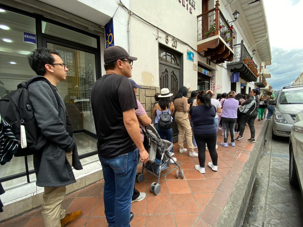 En una de las dependencias de Farmasol del centro histórico se registró gran afluencia de personas.
