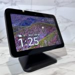 ¿Se acuerdan de esas películas como 'The Running Man' (1987) en las que los protagonistas llegaban a sus casas y prácticamente les ordenaban que funcionaran solas? Bueno, ya estamos llegando a eso gracias a Amazon, que lanzó Echo Hub, un dispositivo que facilita la organización y el control de los dispositivos inteligentes compatibles del hogar, y que está comandado por Alexa. EFE