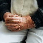 Unos 400 ancianos abandonados por la migración sobreviven en Chimborazo por la ayuda de vecinos y la solidaridad de autoridades.