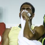 El español Carlos Alcaraz se lamenta tras sufrir una lesión que lo sacó del torneo este martes, durante el primer set contra el brasileño Thiago Monteiro, en el Abierto de Tenis de Río de Janeiro en el Jockey Club Brasileiro en Río de Janeiro (Brasil). EFE/ Antonio Lacerda