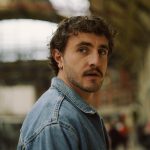 Harry, personaje interpretado por Paul Mescal, en una de las escenas de la película 'Desconocidos'. El amor, los fantasmas y algunos reencuentros imposibles -al menos aparentemente- más allá de la muerte se funden en la nueva película de Andrew Haigh, protagonizada por Andrew Scott ('Fleabag') y Paul Mescal ('Normal People'). EFE