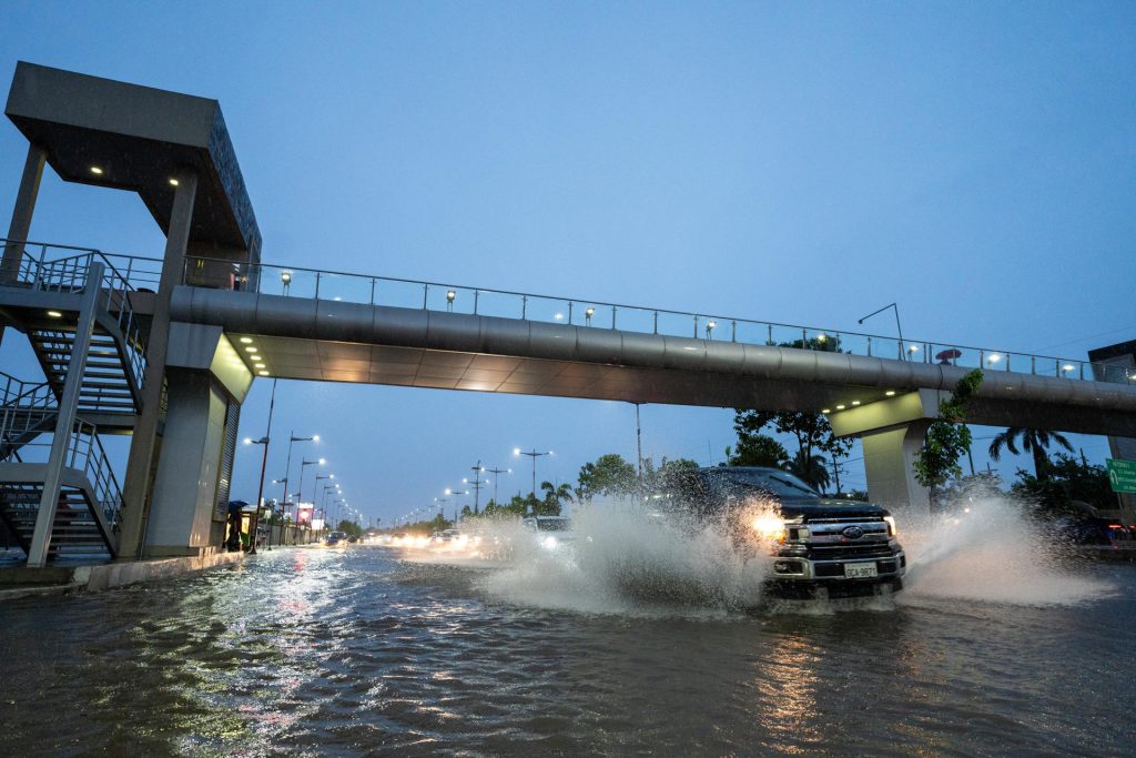 Las fuertes lluvias que azotan a Ecuador desde el mes de nero causan inundaciones y deslizamientos. FotoEFE/Mauricio Torres