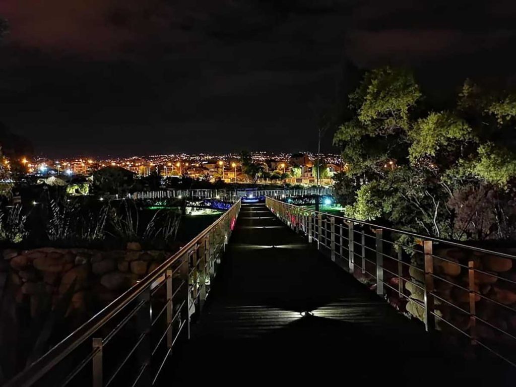 Vista nocturna del Jardín Botánico de Cuenca.