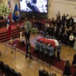 Miles de ciudadanos hacen fila este jueves 8 de febrero de 2024 para despedir al expresidente chileno Sebastián Piñera.