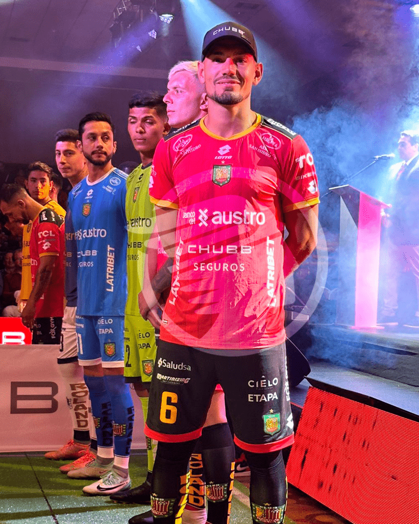 Deportivo Cuenca presentó su indumentaria para la temporada 2024.