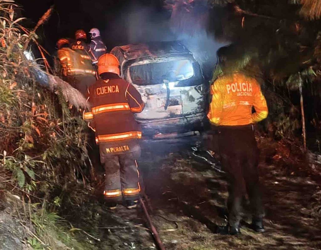 Policía y Bomberos acudieron a emergencia por incendio de vehículo en el sector El Cajas.