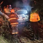Policía y Bomberos acudieron a emergencia por incendio de vehículo en el sector El Cajas.