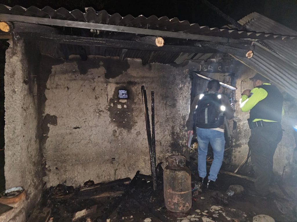 Así terminó parte de la vivienda en Tutupali en la que una adulta mayor de 98 años de edad falleció.