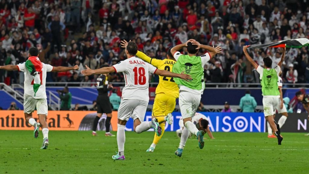 Jugadores de Jordania celebran clasificación a la final de la Copa de Asia