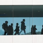 Varios congresistas abandonan el MWC, el mayor evento de la industria de la conectividad y de la tecnología digital, celebrado esta semana en Barcelona, y que ha cerrado este jueves la edición de 2024 con una cifra de cerca de 101.000 asistentes, por encima de las previsiones de la organización.EFE