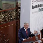 El presidente mexicano, Andrés Manuel López Obrador, presentó este lunes el último paquete de reformas constitucionales de su Gobierno, compuesta de 20 iniciativas, con controvertidos cambios al sistema de pensiones, la subida del salario mínimo, la elección por voto popular de los magistrados de la Suprema Corte y la eliminación de los reguladores autónomos. EFE