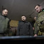 El Presidente de Ucrania, Volodimir Zelenski (c), reunido con militares durante su visita al puesto de mando del batallón de la 14ª brigada mecanizada independiente "Príncipe Romano el Grande", cerca de la línea de frente en el área de Kupyansk, Ucrania, este lunes.-EFE