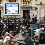 El complejo proyecto de 'ley ómnibus' que impulsa el presidente de Argentina, Javier Milei, navega en la indefinición este jueves, en su segunda jornada de duro debate en la Cámara de Diputados, en medio de negociaciones entre el oficialismo y sus aliados y de protestas contra la iniciativa a las puertas del Congreso. Luego de la maratoniana sesión de este miércoles en el pleno de la Cámara Baja, los diputados retomaron las discusiones hoy al mediodía (15.00 GMT), sin que de momento se sepa si el debate continuará durante la madrugada o habrá un nuevo cuarto intermedio. EFE