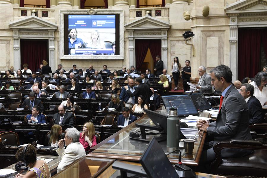 El complejo proyecto de 'ley ómnibus' que impulsa el presidente de Argentina, Javier Milei, navega en la indefinición este jueves, en su segunda jornada de duro debate en la Cámara de Diputados, en medio de negociaciones entre el oficialismo y sus aliados y de protestas contra la iniciativa a las puertas del Congreso. Luego de la maratoniana sesión de este miércoles en el pleno de la Cámara Baja, los diputados retomaron las discusiones hoy al mediodía (15.00 GMT), sin que de momento se sepa si el debate continuará durante la madrugada o habrá un nuevo cuarto intermedio. EFE