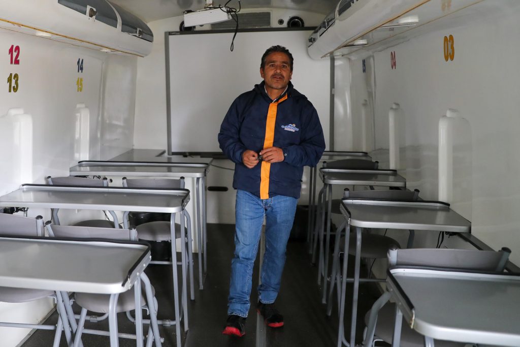 Imagen del interior del 'Bus de Animación Cultural y Digital', en Riobamba.