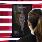 Una visitante prueba el prototipo de gemelo digital en el que los visitantes pueden generar una versión virtual simplificada de su corazón, un dispositivo que han presentado la fundación MWCapital Barcelona y el Barcelona Supercomputing Center en el marco del MWC 2024, el principal congreso tecnológico del mundo, que comenzó ayer en Barcelona. EFE