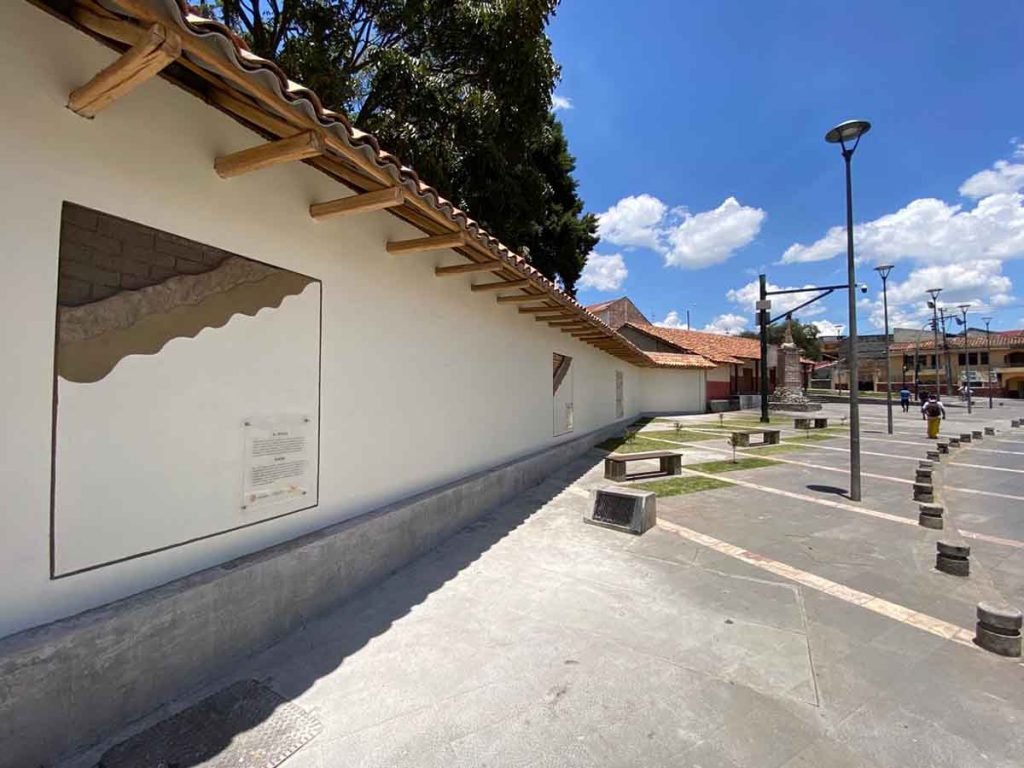 Muro restaurado en las inmediaciones de la plazoleta El Rollo y la Unidad Educativa Zoila Esperanza Palacios, en El Vecino.