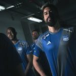 Christian Noboa, Jaime Ayoví y Castelli presentan indumentaria de Emelec 2024. Foto: Emelec